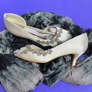 Sinotrans Peep Toe Satin Low Heel Formal Pumps EU Size 41 Ivory NWOT